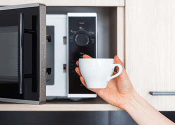 El error al calentar agua en el microondas y del cual advierte la FDA