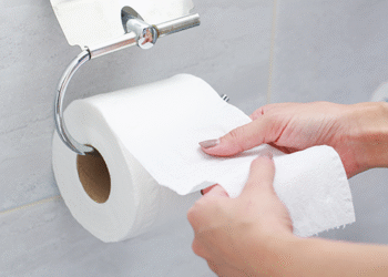 Cinco cosas que una científica pide evitar en un baño público: "Nunca uso el primer trozo de papel"