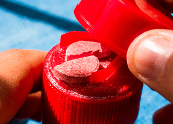 ¿Partir o triturar los medicamentos para tomarlos tiene o no algún riesgo?