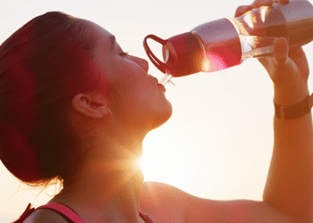Este es el riesgo de no tomar agua cuando hay mucho calor en el ambiente