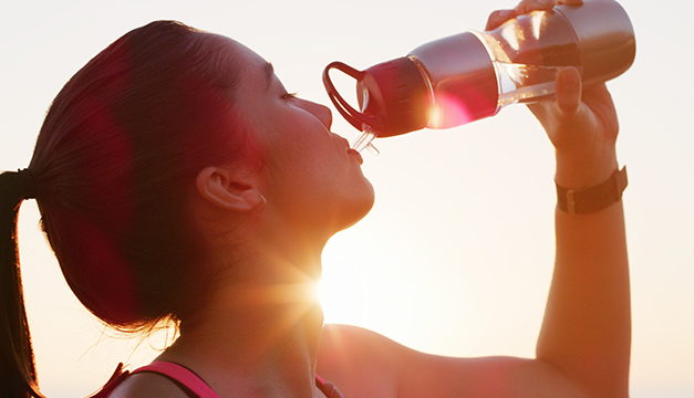 Este es el riesgo de no tomar agua cuando hay mucho calor en el ambiente