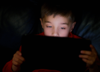Uso de dispositivos móviles duplica el número de menores con miopía, advierte oftalmólogo