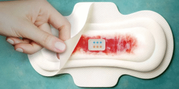 Investigadores presentan "MenstruAI", una toalla femenina que vigila la salud de su usuaria