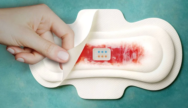 Investigadores presentan "MenstruAI", una toalla femenina que vigila la salud de su usuaria