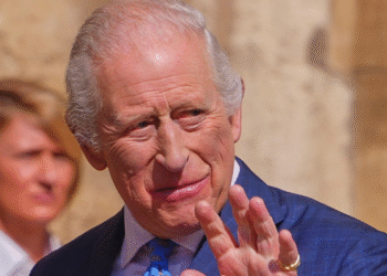 El Rey Carlos III dice que sufrir cáncer es "a veces aterrador" en un mensaje sobre su dolencia