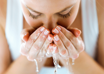 Lavarse la cara más de dos veces al día no es tan saludable como crees