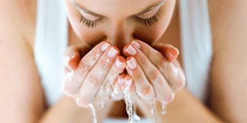 Lavarse la cara más de dos veces al día no es tan saludable como crees