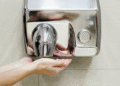 Por qué evita los secadores de manos en baños públicos: "Recontaminan tus manos"