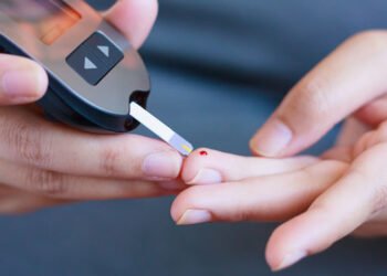Médicos advierten que glucómetros sin pinchazo no son fiables para diabéticos