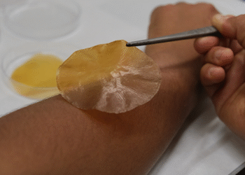 Investigadores crean vendaje que se activan con la luz solar para frenar las infecciones bacterianas