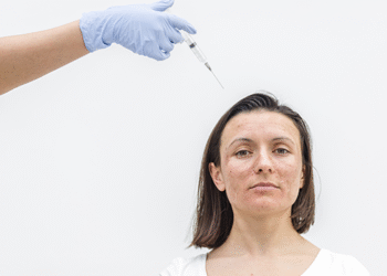 Las mujeres tienen el doble de probabilidad de sufrir reacciones adversas a un medicamento