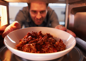 El truco viral para recalentar comida sin poner en riesgo la salud