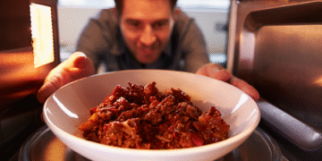 El truco viral para recalentar comida sin poner en riesgo la salud