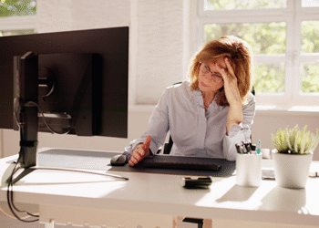 Cambios hormonales de la menopausia impactan en la salud ocular... ¿Tienes estos síntomas?