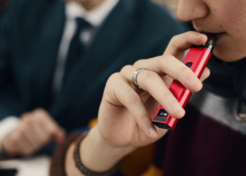 Redes sociales e influencers aumentan riesgo de consumo de cannabis y vapeo en adolescentes